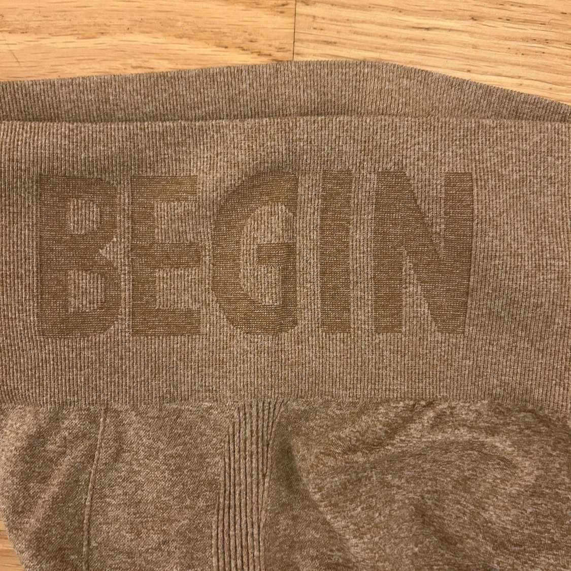 Bruna leggings med textdetalj - 91