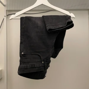 Donner jeans  - Tjena! Säljer att par dobbar jeans! Dom är i ett bra skick 7/10! Om ni undrar något eller vill ha fler bilder så är det bra hör av sig!😁