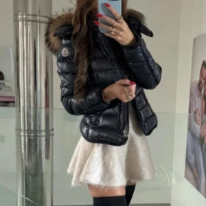 Moncler armoise  - Snygg navy dunjacka från Moncler med pälsdetaljer på huvan. Jackan har en glansig finish och dragkedja framtill. Kvitto finns digitalt. Svarar inte på skambud pris kan diskuteras mit affär samma dag. Jag möts upp i stockholm fraktar ej denna.