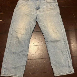 Ljusblå jeansbyxor - Säljer ett par ljusblå jeansbyxor från weekday. Dem har en super snygg wash till dem. Dem har ett litet hål i vänster framficka men det är lika stort som mitt mitten finger så är inga problem. 