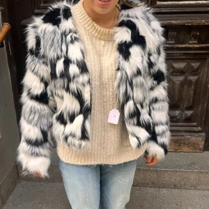 Svartvit pälsjacka - Säljer en trendig svartvit pälsjacka med ett unikt mönster. Perfekt för vinterkylan🥰