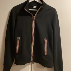 Moncler Maglia cardigan  - Tja, säljer min svarta maglia cardigan då jag har haft den ett tag och den är för liten för mig. Den har en defekt vid högra fickan men inget mer än så! Hör av er vid funderingar 