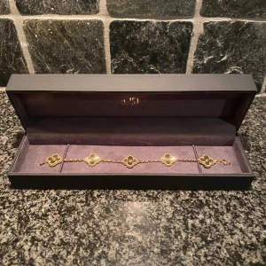 Guldarmband med fyrklöverdesign - Elegant guldarmband med fem fyrklöverformade länkar. Varje länk har en detaljrik design som ger en lyxig känsla. Perfekt för att lägga till en touch av elegans till din stil. 17 cm lång. Perfekt armband om du vill ha en fin och naturlig glans på armen eller en jättebra present. Levererad idag, nypris 1199