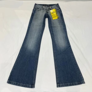 Lågmidjade flared jeans🤩 - Kan INTE ta bild med dem på pga försmå ❤️ Midja 34 cm rakt över, gren 16 cm o innerben 87 cm. Märkta som W26 men mer W23