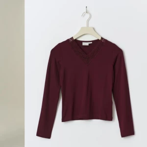 Vinröd topp från Gina Tricot❤️‍🔥❤️‍🔥 - Säljer en vinröd topp från Gina Tricot med spetsdetaljer❣️super bra skick, använt en gång tidigare men nu kommer den inte till användning ❣️