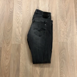 Replay grover - Skit feta Replay Grover som är i toppskick utan defekter. Nypris på dessa ligger på 2000 men vårat pris är 499 som är mycket prisvärt. Priserna kan alltid diskuteras 🙌🏻🙌🏻