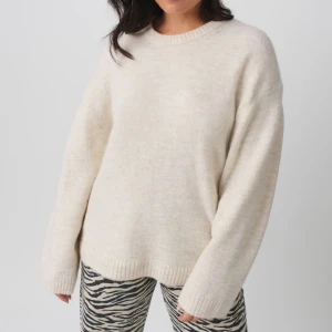 Beige stickad tröja - Mysig beige stickad tröja  med rund hals och långa ärmar. Perfekt för kyliga dagar med sin mjuka och bekväma passform. Bara fråga om de är nått