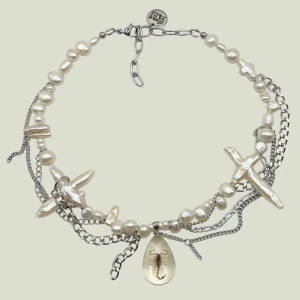 handgjort pärlhalsband 🦂 - halsband med sötvattenspärlor & skorpion-hänge, kedjor & hardware i rostfritt stål 🤍34-40.5cm (justerar längden efter önskemål, säg till!) frakt via plick / 18kr frimärke (-2024) 🤍 följ gärna min instagram under samma namn 🫶🫶🫶