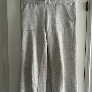 Grå mjukisbyxor - Säljer ett par bekväma grå mjukisbyxor med elastisk midja och snörning. Som är uppsydda.