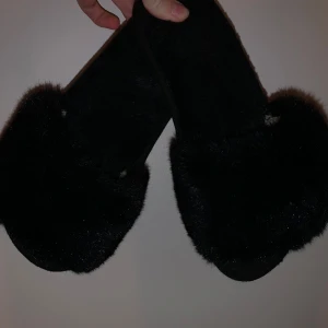 Svarta tofflor med päls - Mysiga svarta tofflor med mjuk pälsdetalj. Söker för dem är lite för små för mig samt att botten är lite sliten (inte lika fluffig längre) , men annars fina fräscha. Passar 39/40/41