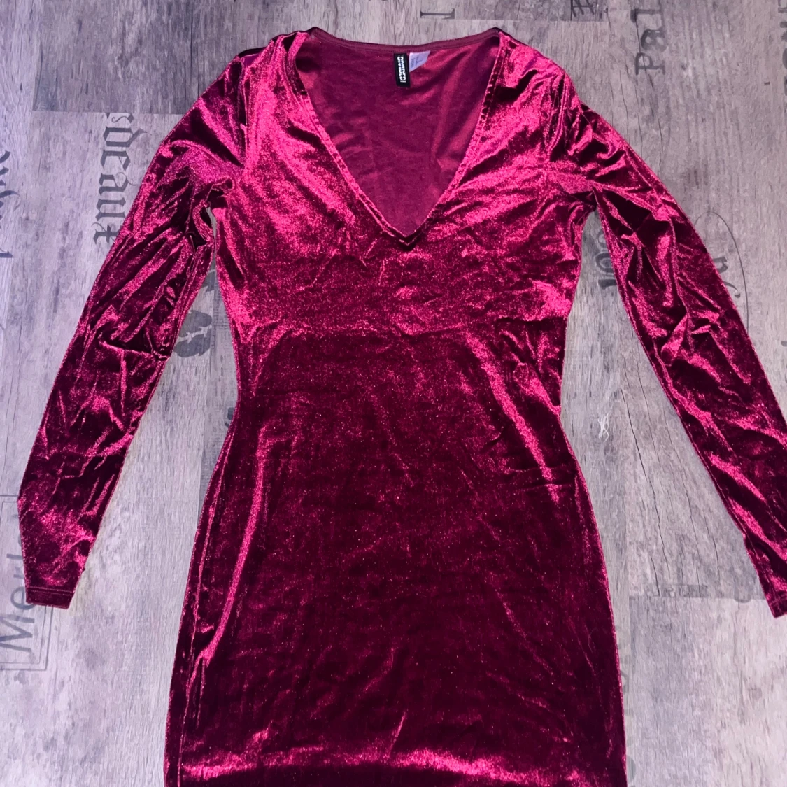 Vinröd sammetsklänning