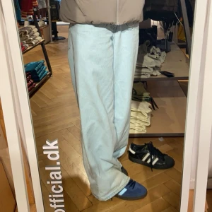 Ljusblå jeansbyxor - Snygga ljusblå jeansbyxor med en loose passform och låg midja. Den är ifrån Motel Rocks i storlek 25/32