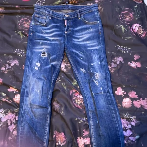 Blå dsquared jeans - Säljer mina gamla dsquared byxor då de inte passar mig längre. De är i nyskick och inga skador eller liknande på själva byxorna mer än designen som redan finns där. Säljer den lågt pga det är barn size