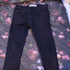 Svarta byxor från Burton Menswear - Snygga svarta byxor från Burton Menswear London. Fått de i present för cirka 1 år sedan. Har vuxit ur de därför säljs de 