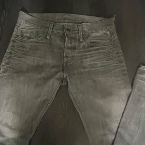 Grå jeans från Replay - Snygga grå jeans från Replay med en klassisk femficksdesign. Cool tvätt och knappt använda W29 L34