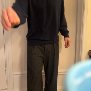 Grå kostymbyxor från Filippa K - Ett par wide leg byxor från Filippa K, 100% ull, helt nya med lapp, nypris 3700