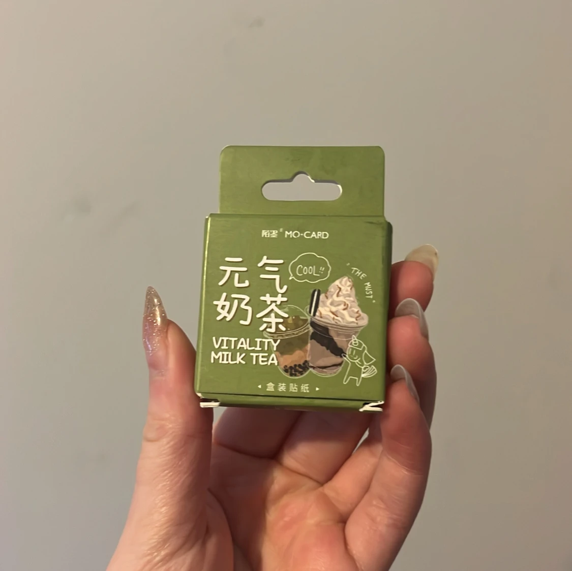 Grön förpackning med klistermärken