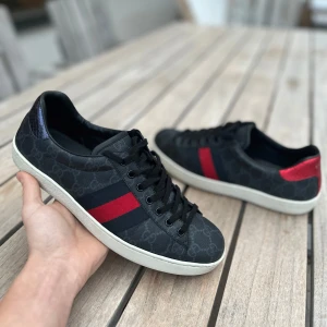 Gucci skor - Gucci ace skor! | Skick 9.5/10 | EU 42 ( passar 42-43 ) | Box, dustbag, kort och extrasnören medföljer! | Pris: 3299kr! | Hör av dig vid minsta fråga eller fundering! Priset är diskuterbart! 