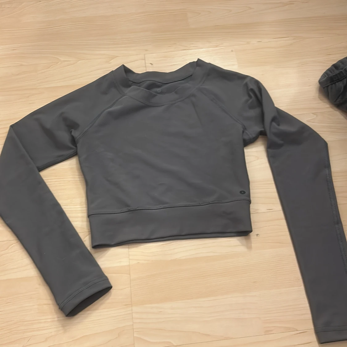 Grå croppad tröja från Aim'n