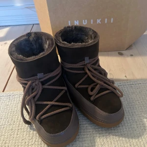 Inuikki - HELT OANVÄNDA inuikkis i en så fin färg som passar till allt. Den större verisionen och därför perfekta för vintern ❤️‍🔥