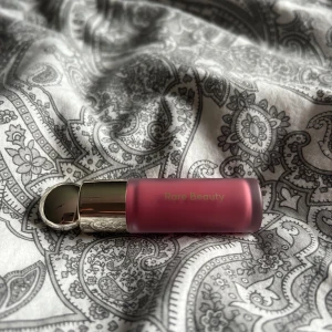 Rare Beauty - Blush från Rare Beauty. Använd ca 5 gånger. Man behöver väldigt lite så den är väldigt dryg!