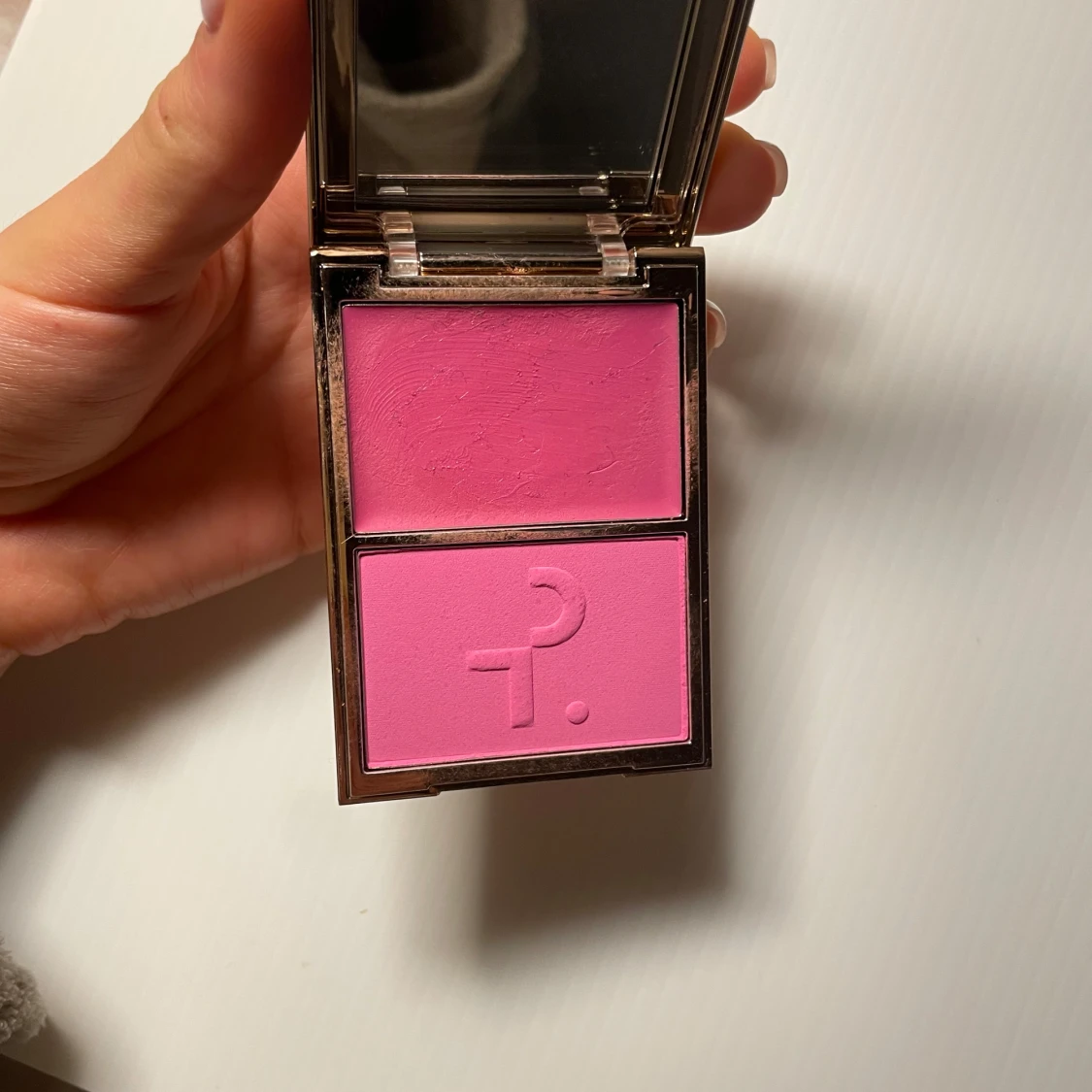 Rosa rouge från Patrick Ta i It’s Giving - 91