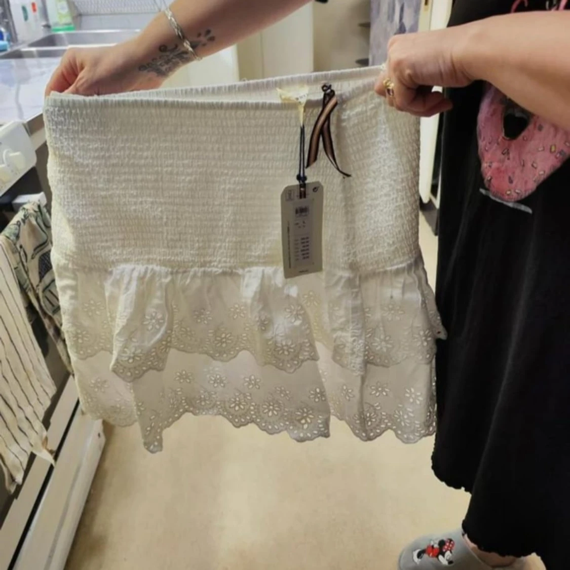 Vit kjol med spetsdetaljer