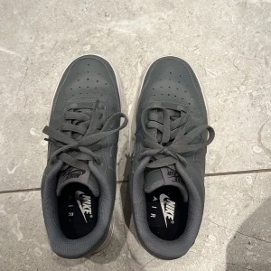 Grå Nike Air Force sneakers - Säljer mina helt egna designade nike skor, använda bara engång! 