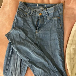 Blå skinny jeans - Ett par blåa skinny jeans🩵Inga tecken på användning! Lappen är avklippt, men de är från Gina Tricot (modell Molly) & i storlek M. Köptes för 300kr, men säljer för 150kr🩵