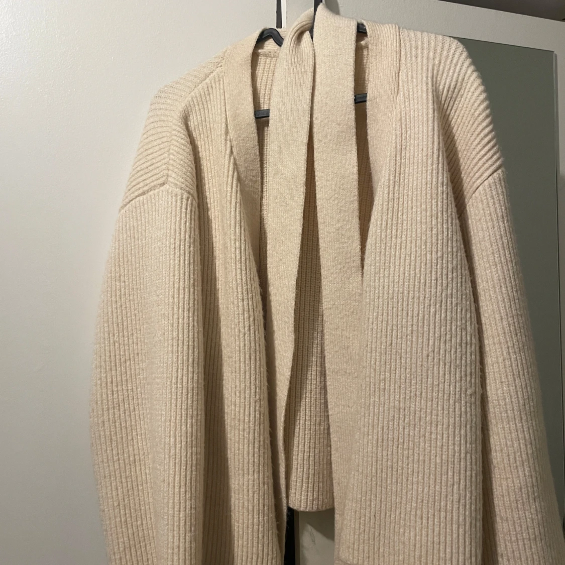 Beige ribbad kofta med bälte