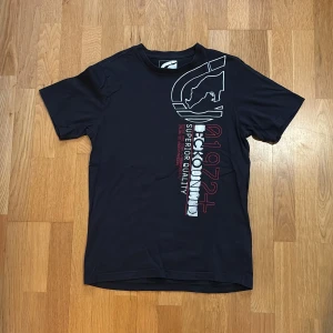 Ecko Unltd T-shirt - Snygg svart t-shirt från Ecko Unltd med tryck i vitt och rött på framsidan. Pris kan diskuteras!