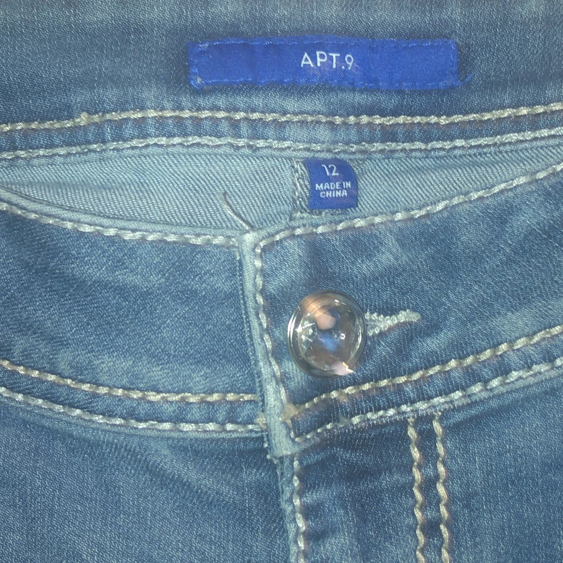 Blå jeans med broderade bakfickor med gems - 93