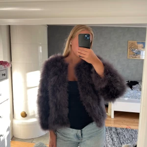 Grå pälsjacka från WOS - Säljer en snygg stilren grå pälsjacka från WOS. Jackan är fluffig och i en kortare passform, passar bra till både utgång eller till vardag. Den är perfekt för både höst/vinter/vår! 