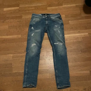 Replay anbass - Säljer ett par snygga blå jeans från Replay, modell Anbass. Strlk 31/31 men skulle säga att de sitter större. Kom dm för bild på. Skicket är de inget fel på.. Perfekta för dig som vill ha en stilren men avslappnad stil till vintern. Nypris runt 1700