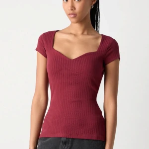 Vinröd topp   - Skitsnygg passform! från Anna Field och är slutsåld i xs. Använd max 3 gånger 