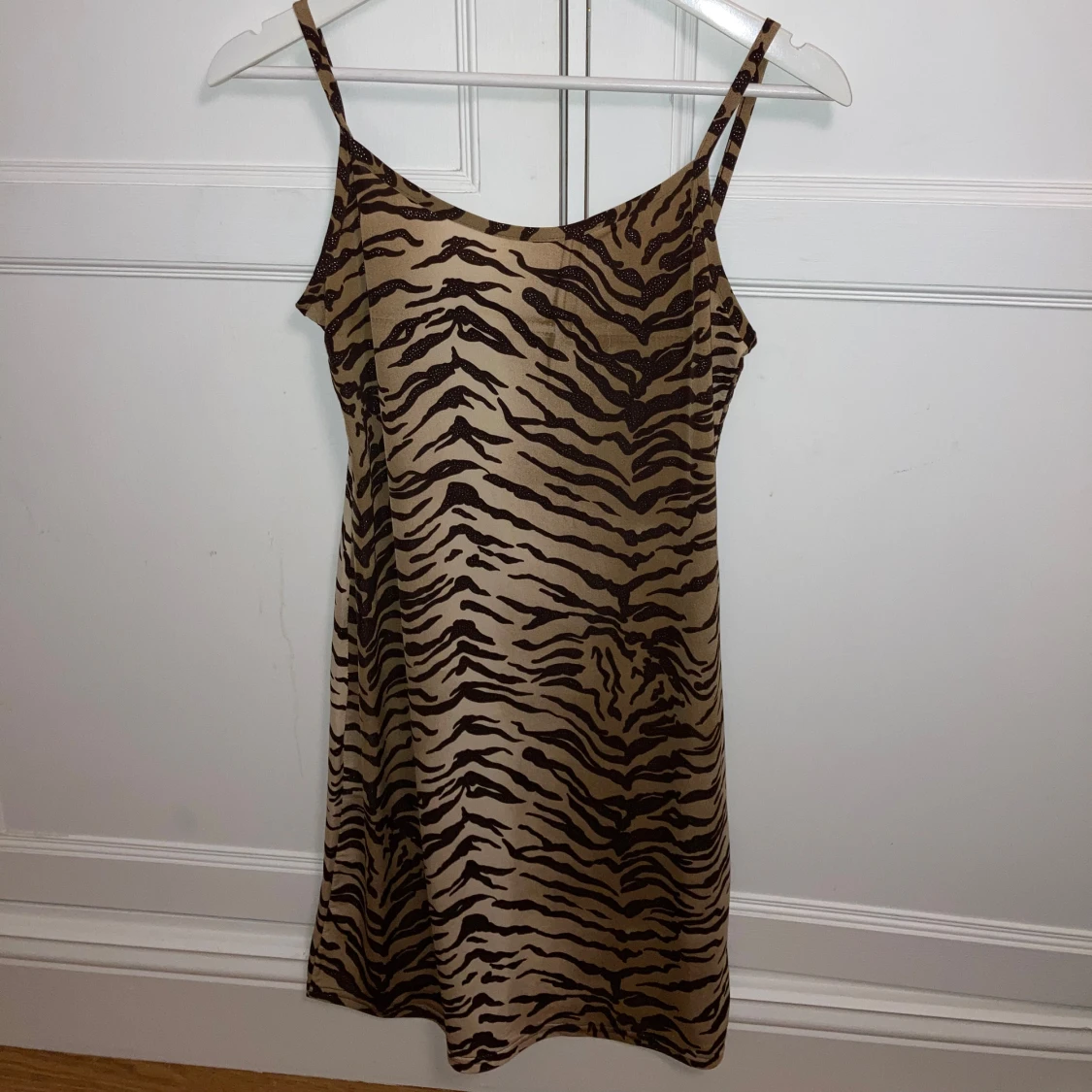 Tigermönstrad klänning med smala axelband