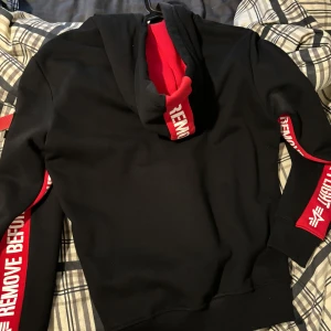 Alpha industries hoodie - Säljer en snygg alpha idustries hoodie för den inte kommer till användning. Perfekt för en avslappnad stil