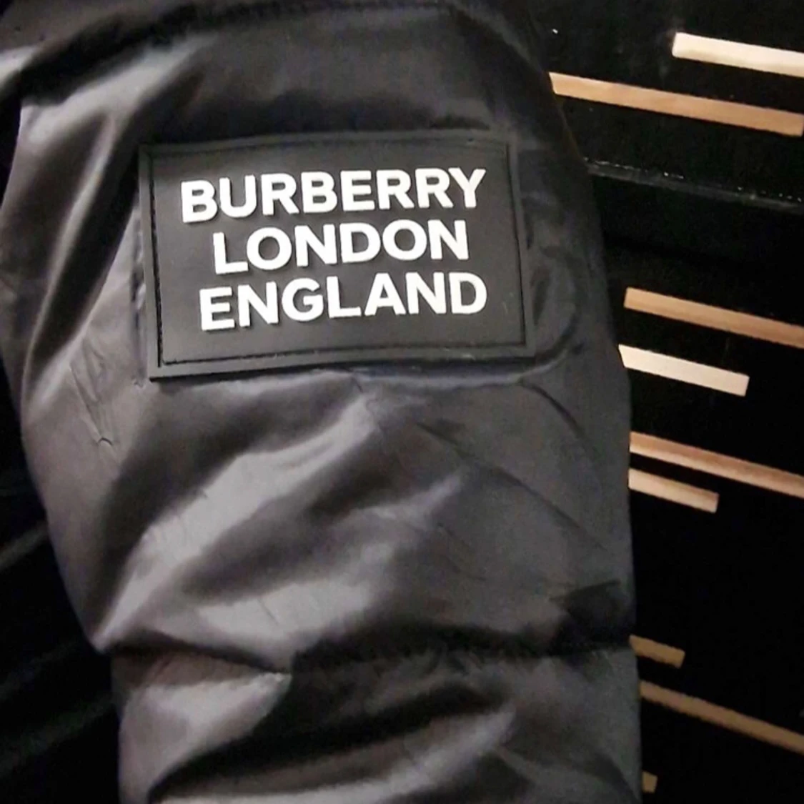 Svart dunjacka från Burberry - 91