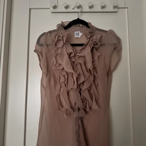 Festlig tröja med volanger  - Fin tröja, i bege färg i sl S 