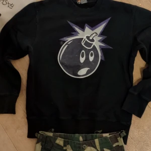 Svart tröja från The Hundreds - Säljer en svart tröja från The Hundreds med ett stor logga fram. Tröjan har långa ärmar tjockt och mjukt material.