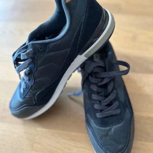 Nya sneakers med snörning - Säljer ett par snygga sneakers i mycket bra skick. Märke Legend. Helt nya oanvända. Marinblå med coola detaljer i skinn och mocka. Snörning och bekväm sula. Storlek 44. Nypris 799kr