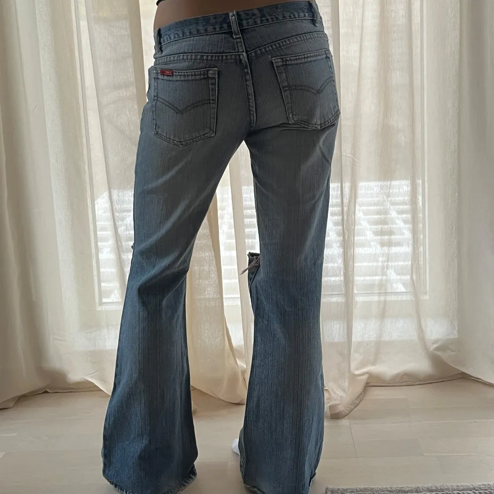 Midjemått: 41cm  Innerbenslängd: 80cm  Total längd: 101cm Modellen är 165 cm. Jeans & Byxor.