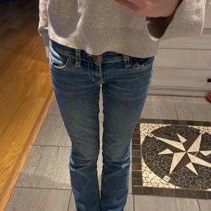 Blå jeans med broderade detaljer - Säljer ett par snygga blå jeans med coola broderade detaljer på bakfickorna. De har är bootcut och är perfekta för både vardag och fest. Jeansen har en defekt på ena bakfickan (se bild 3) men inget som syns. I strl 146 men passar mig som är 154 cm💕tveka inte på att höra av dig!