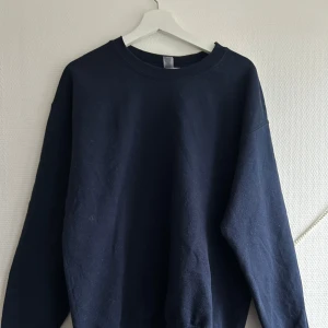 Mörkblå sweatshirt  - Säljer en mörkblå sweatshirt från Gildan i storlek L. Den är i bra skick och perfekt för höst och vinter. Tröjan har långa ärmar och är gjord av ett mjukt och bekvämt material. Hör av dig vid frågor!!💙💙