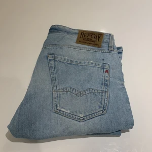 Ljusblå jeans från Replay - Säljer ett par snygga ljusblå jeans från Replay i storlek 31/32. De har en klassisk femficksdesign och är gjorda i slitstarkt denim. Perfekta för både vardag och fest! 🕺 De har små hål nere vid fötterna.