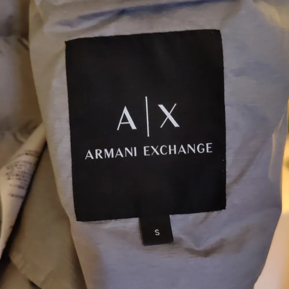 Säljer en snygg svart pufferjacka från Armani Exchange i storlek S. Jackan har en stilren design med dragkedja och är perfekt för kalla dagar. Den är i mycket bra skick och har en modern look med sitt quiltade mönster. Perfekt för både höst och vinter!. Jackor.