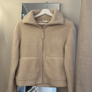 Säljer nu min Teddy jacka i stl Xs💕jätte fin och populär även slutsåld på Hm - ❤️❤️perfekt nu