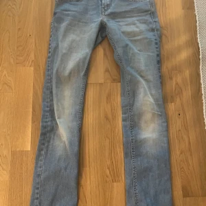 Blå jeans från Diesel - Säljer ett par snygga blå jeans från Diesel, modell Livy. De har en tight passform vid låren och är tillverkade i stretchmaterial för extra komfort. 