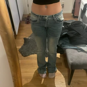 Lågmidjade jeans med designade fickor - De är omsydda till Lågmidjade, bra skick fina detaljer på fickorna och ganska stretchiga