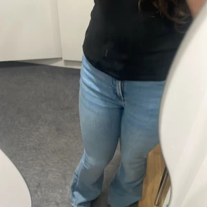 Blå jeansbyxor - Säljer ett par klassiska blå jeansbyxor i bra skick. De har en snygg, enkel design med fem fickor och en bekväm passform. Perfekta för vardagsbruk och kan matchas med nästan vad som helst. Passar både till skolan och fritiden.